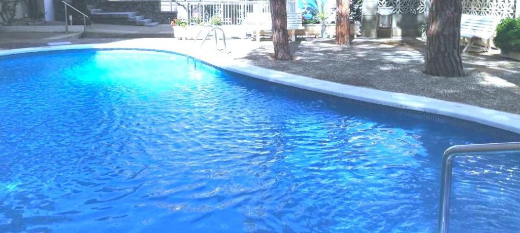 Paradis Beach & Center Салоу Екстериор снимка